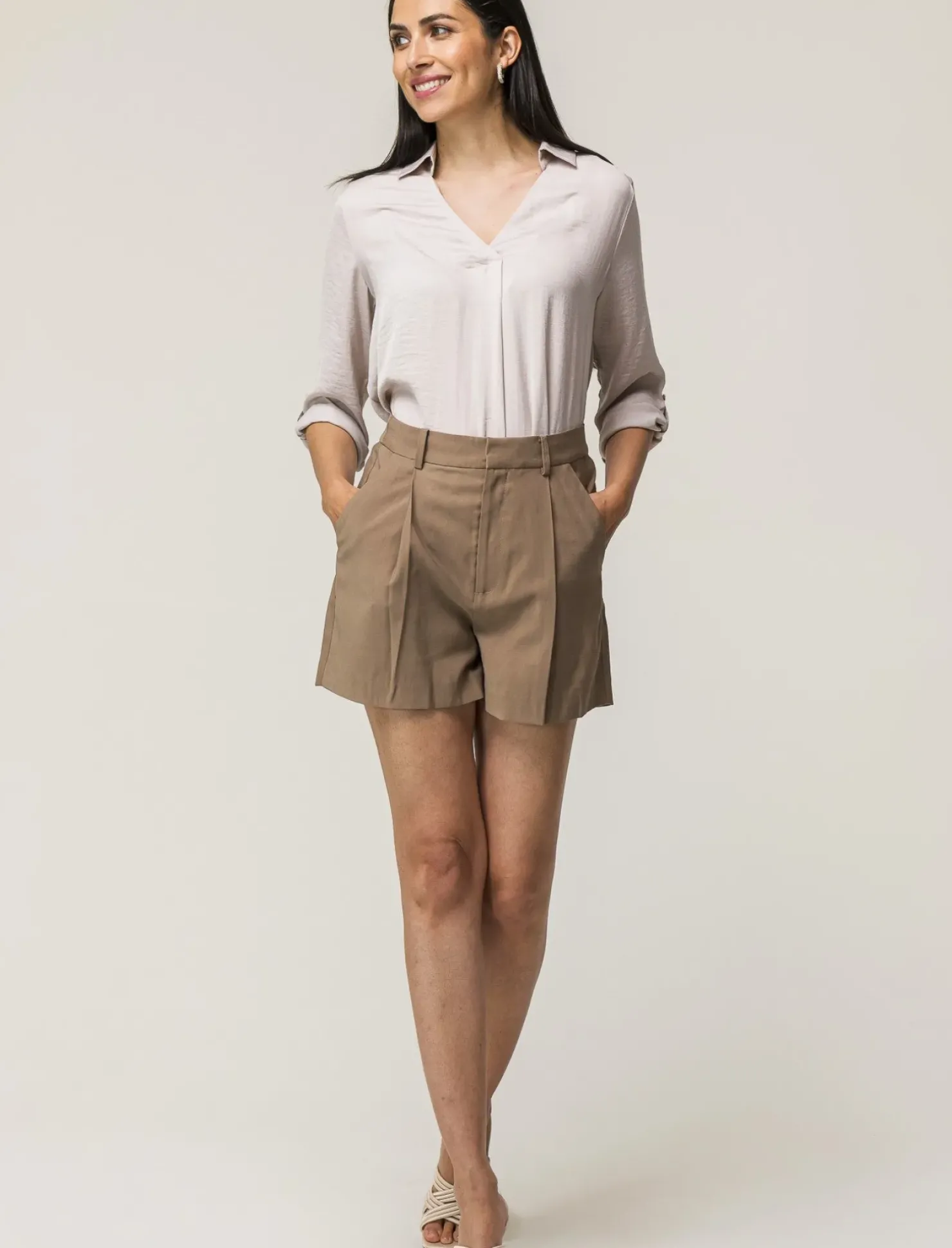 Piazza Italia Short formale in tessuto fliodo lunghezza media con chiusara con gancio e bottone - castoro Grigio Best